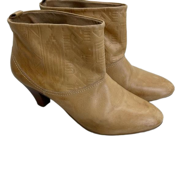 cynthia vincent Shoes - Cynthia Vincent women’s boots Sz 9 leather tan